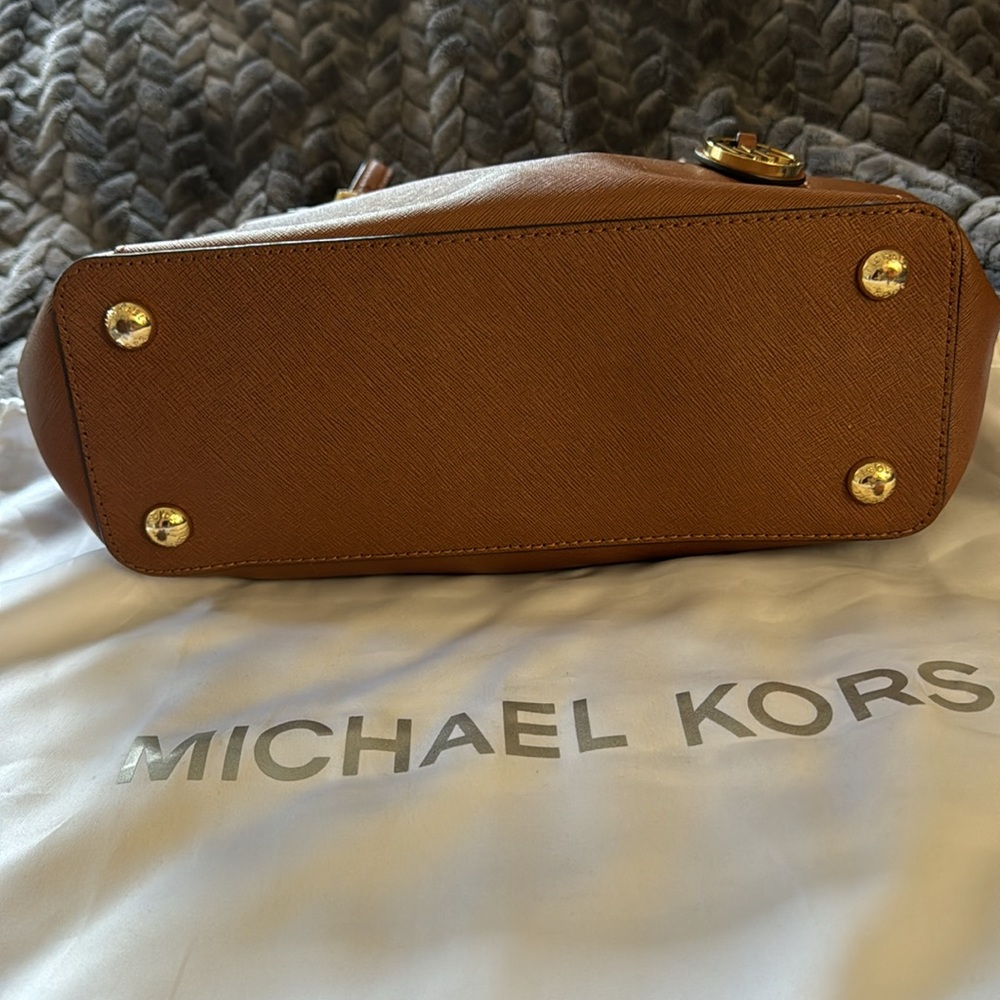 Michael Kors Tan large Tote Pocketbook - Picture 4 of 8